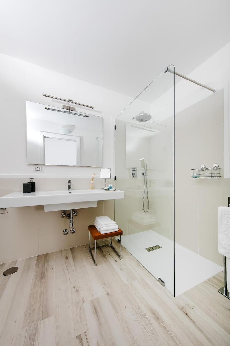 Shower, rainfall showerhead, free toiletries, hair dryer