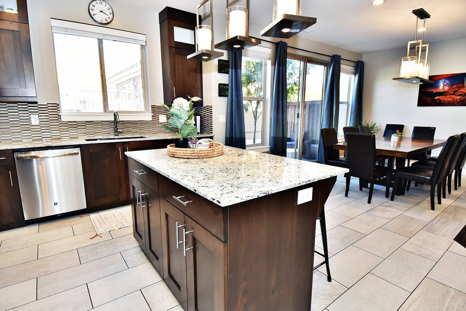 428 Kitchen Brand New ('18), New GE Appliances, w/ an Island