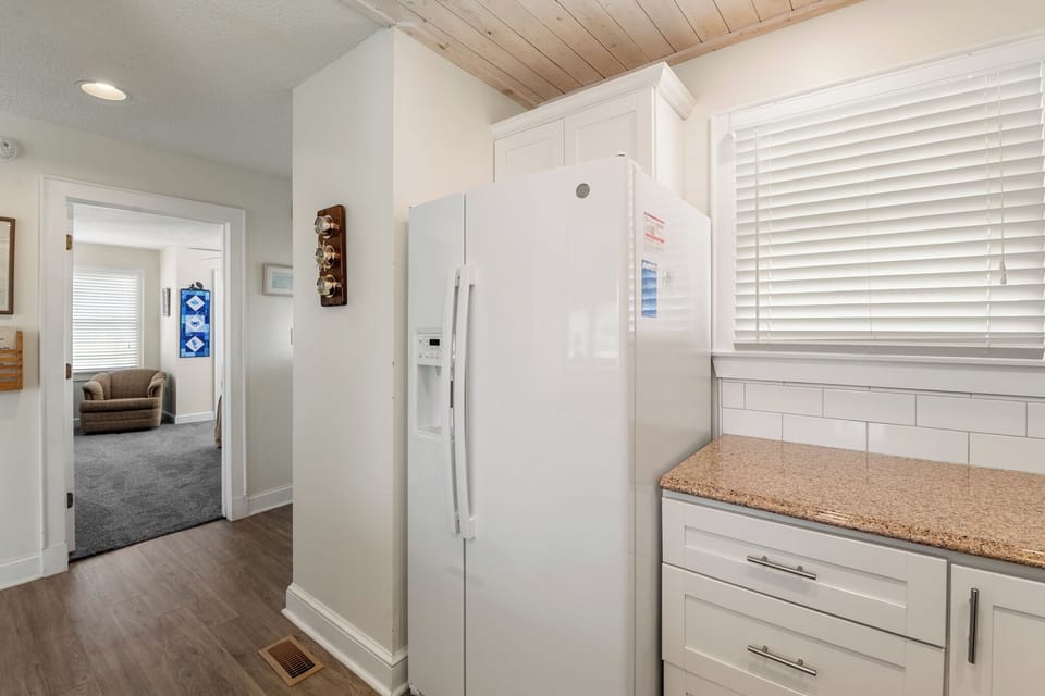R03: Fairway View | Mid Level Kitchen