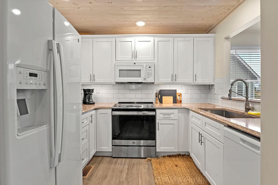 R03: Fairway View | Mid Level Kitchen