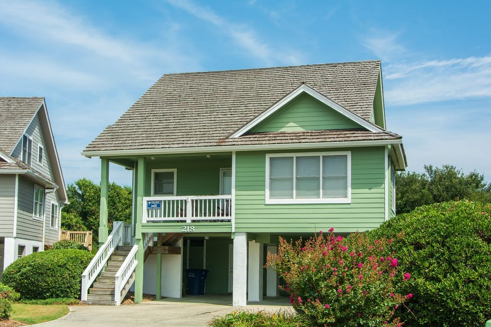 R03: Fairway View | Front Exterior