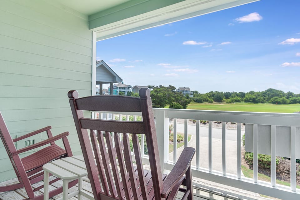 R03: Fairway View | Mid Level Front Porch