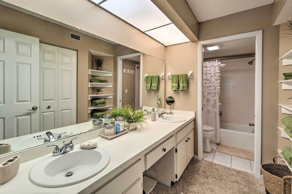 En-Suite Bathroom | Towels & Linens Provided