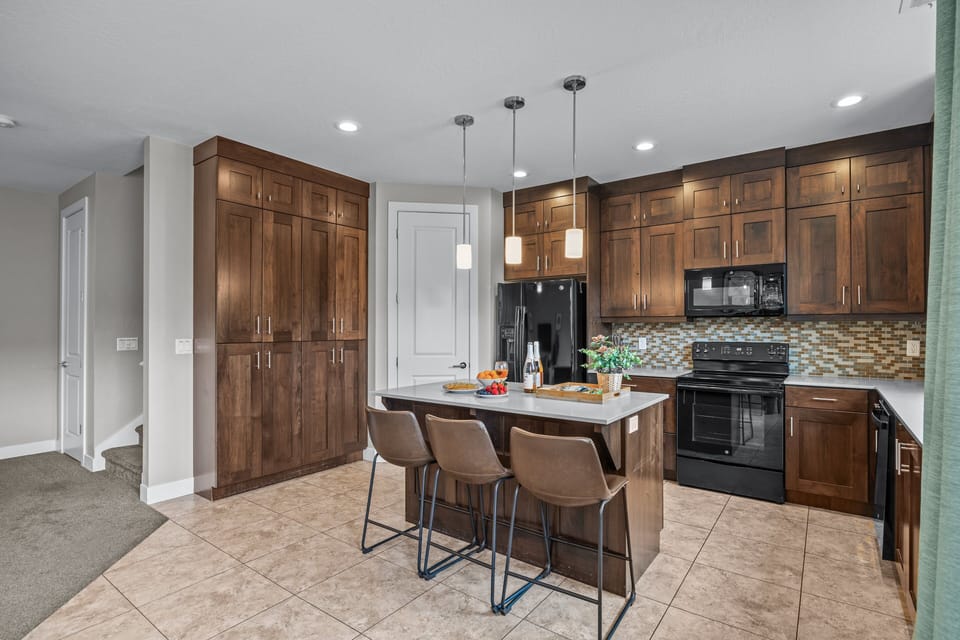 421 Kitchen Brand New ('18), New GE Appliances, w/ an Island