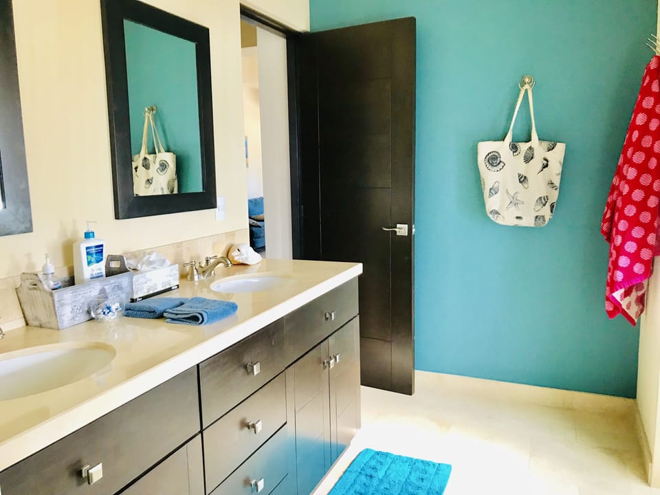 Guest bedroom 1 bathroom 1 can be private or use for everyone. 