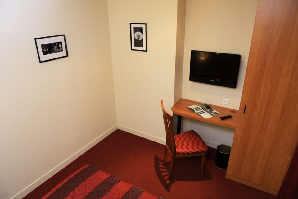 Single Room | Premium bedding, desk, soundproofing, iron/ironing board (on request)