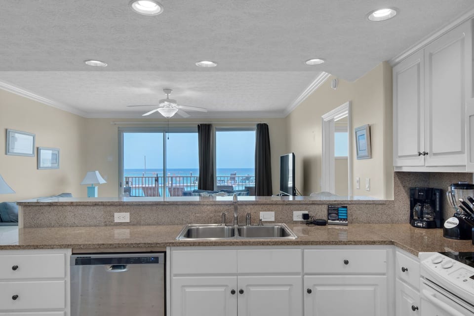 Condo, Multiple Beds, Private Pool | Private kitchen | Fridge, microwave, oven, stovetop