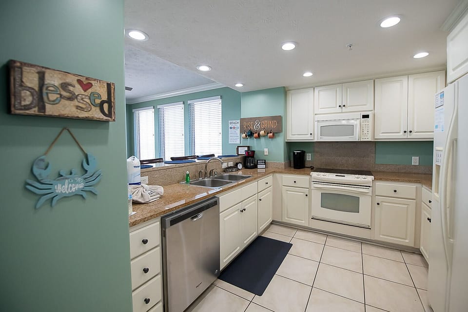 Condo, Multiple Beds, Balcony, Ocean View | Private kitchen | Fridge, microwave, oven, stovetop