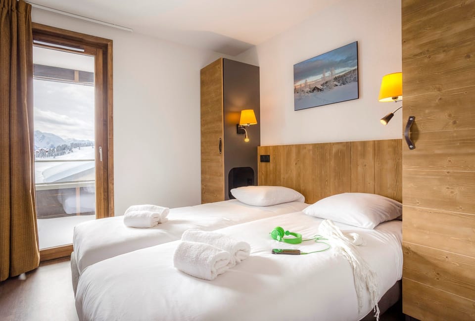 Go to sleep in either of the 2 Single beds.