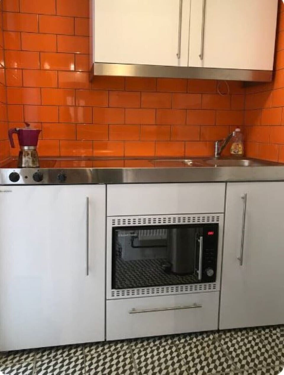 Compact but fully equipped kitchen.