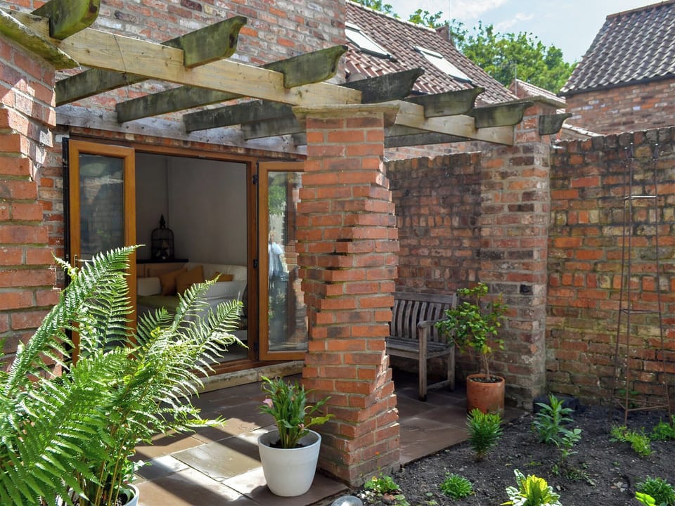 Sitting-out-area | Oxtoby&rsquo;s Upstairs - Oxtoby&rsquo;s Cottages York, York