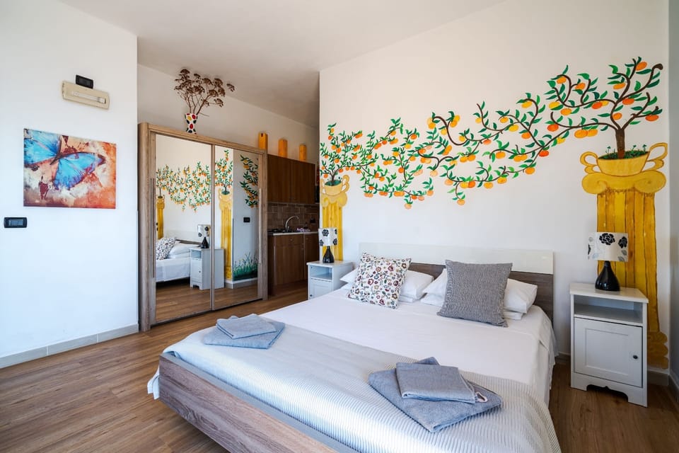Mandarino bed and kitchenette