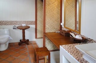 Rainfall showerhead, hair dryer, towels