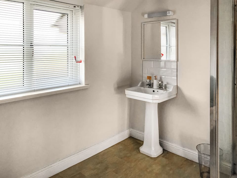 Bathroom | Brynich Villa, Brecon