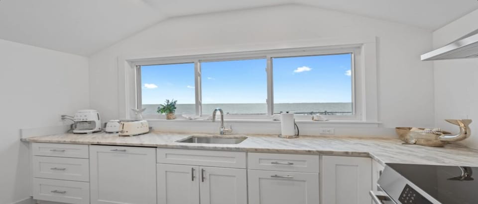 Taking on the daunting task of dirty dishes is a breeze with this panoramic view