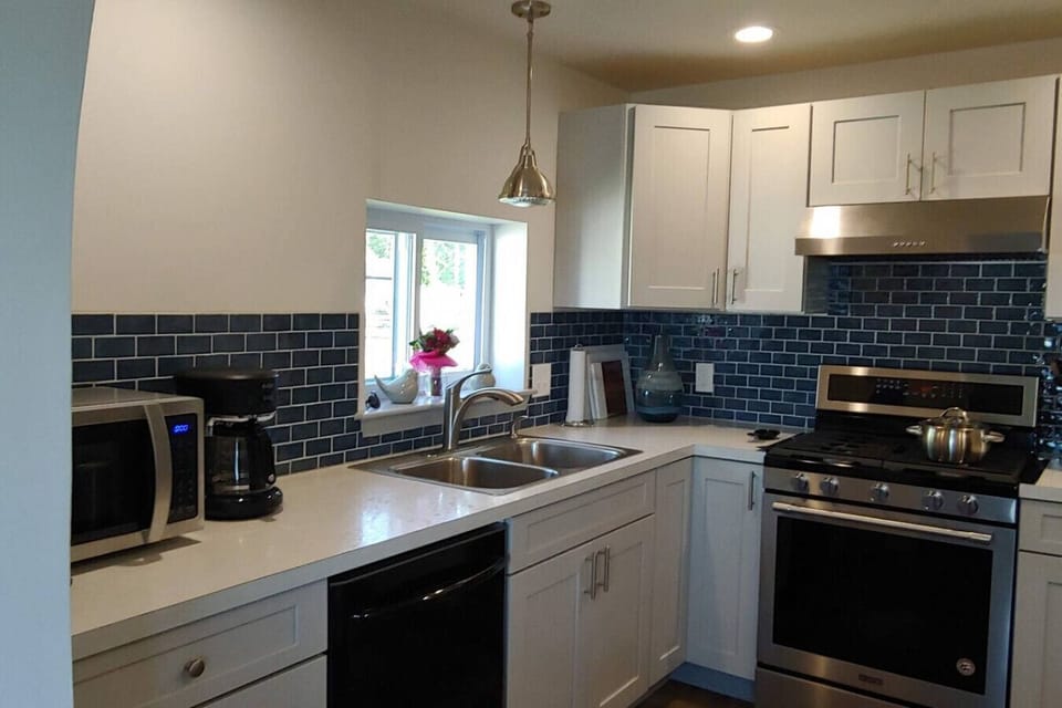 A well-equipped kitchen with plenty amenities, like microwave, dripping coffee & manual coffee maker, kettle, toaster, egg cooker, slow cooker, fondue and blender are also available. Loads of seasonings, oil & vinegar, paper towels are stocked.