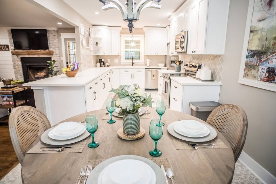 Additional seating for 4 in the breakfast nook