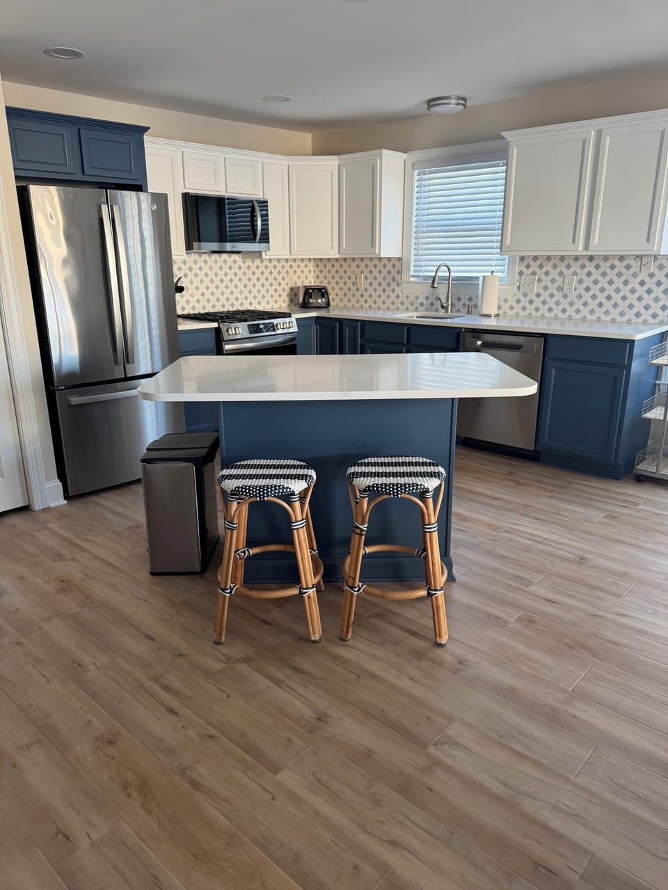 Fully equipped Kitchen- NEW: appliances, quartz countertops, backsplash, blinds