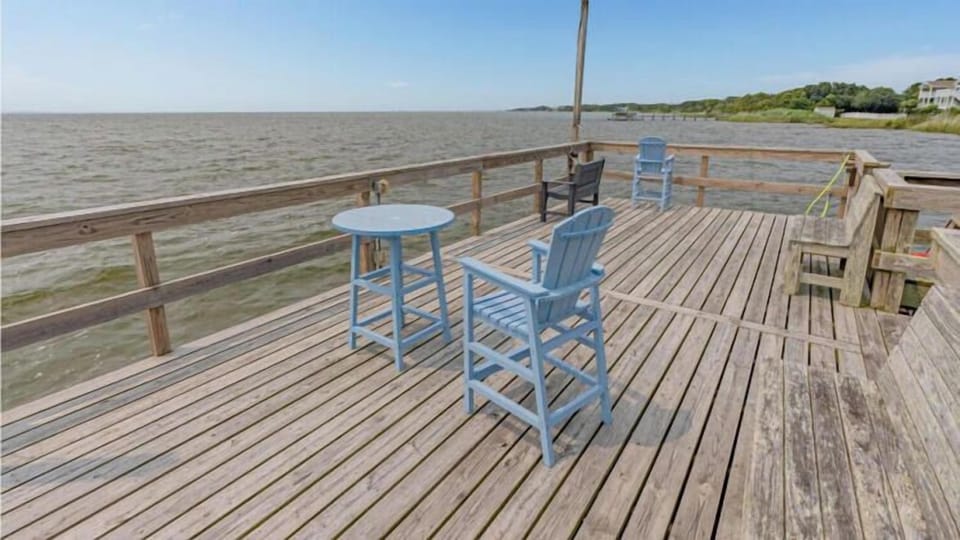 The Ships Watch Community Sound Pier offers waterfront seating and scenic views. This neighborhood amenity provides a peaceful spot for guests to access during their stay.