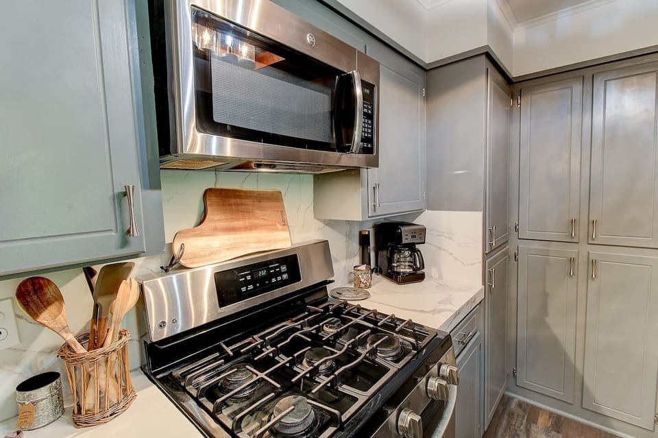 Gas cooktop with Purple oven