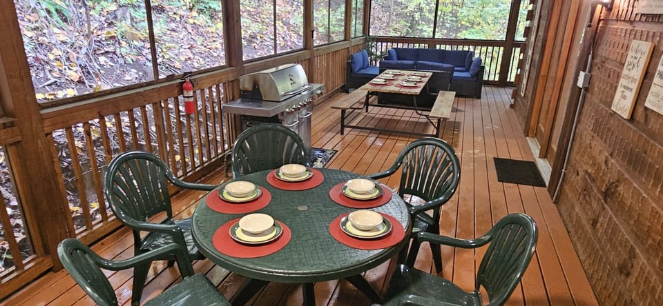 It’s Family Time !
Great gathering deck to enjoy a bbq with family & friends