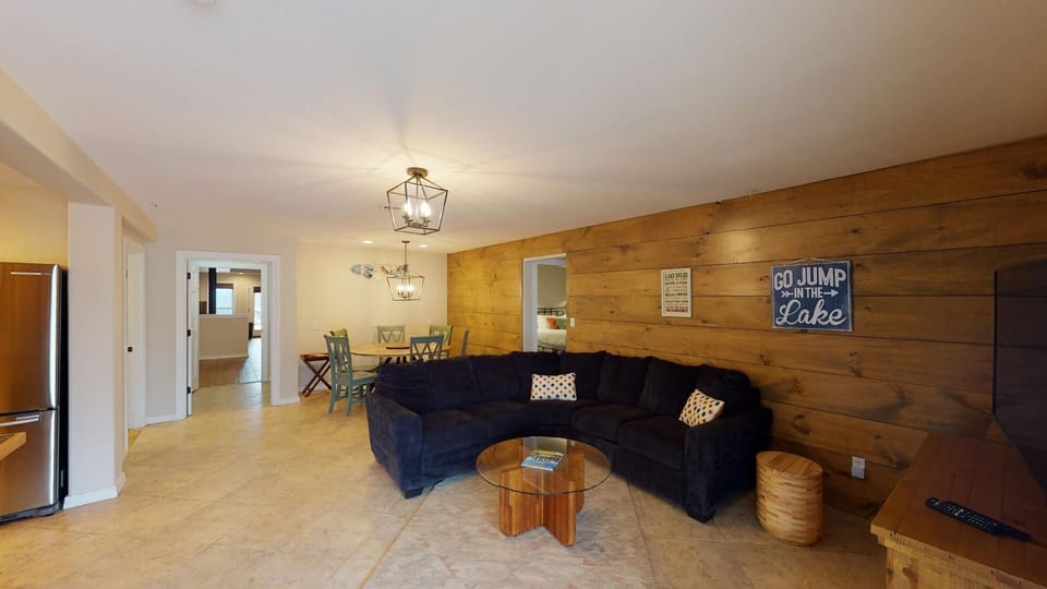 1st living room / dining area