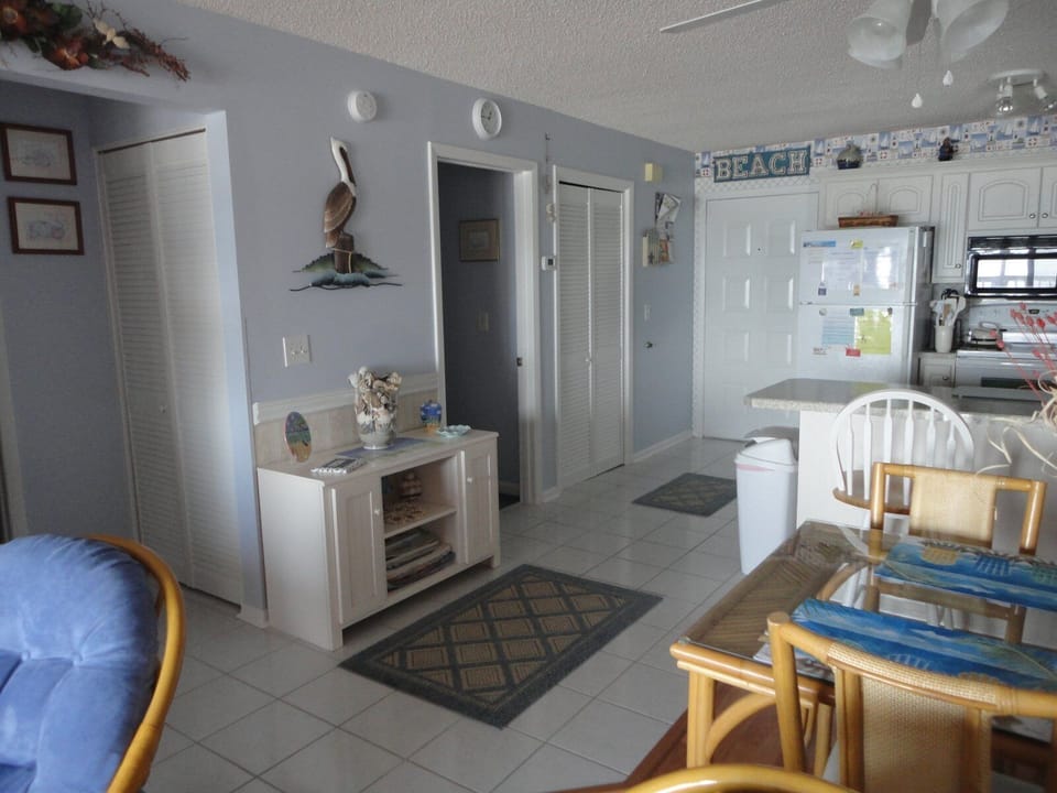 Partial view of kitchen - Laundry - door to twin bedroom