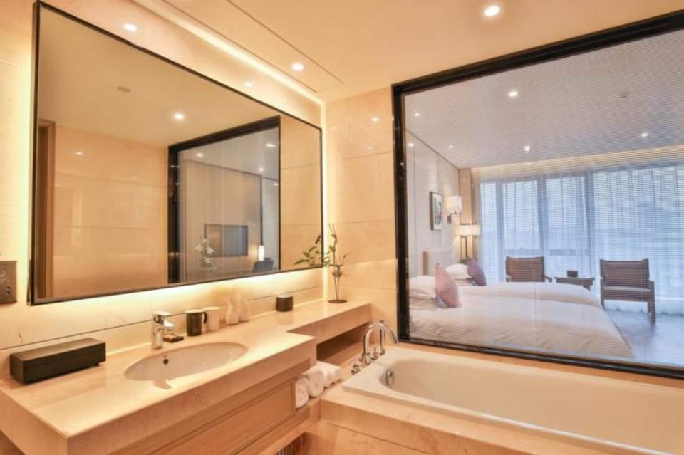 Executive City-view Twin Room | Bathroom | Free toiletries, hair dryer, slippers, towels