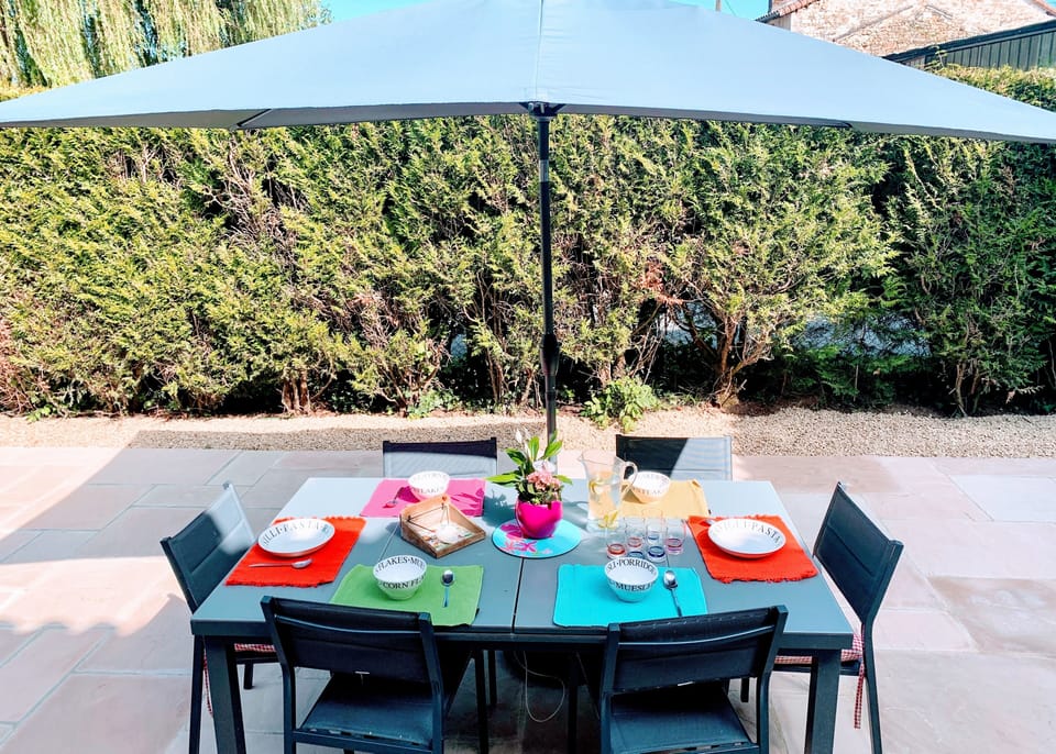 Outdoor dining area for alfresco dining. The table extends to seat 8 people.