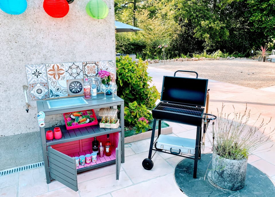 Outdoor BBQ and bar area for all you exterior catering needs.