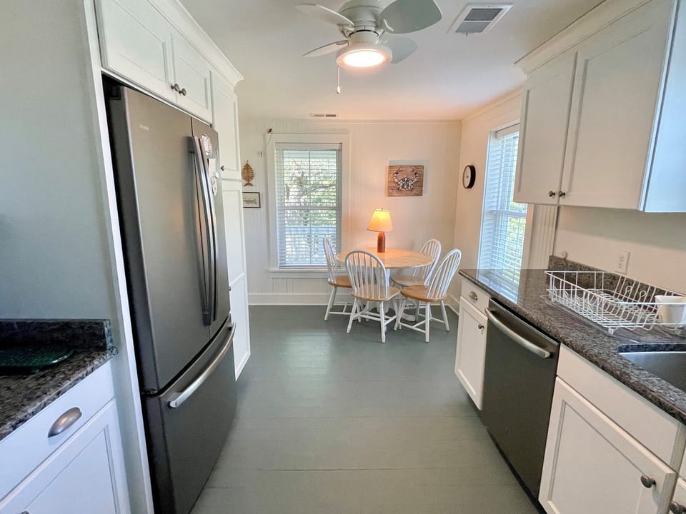 Kitchen (alternate view)