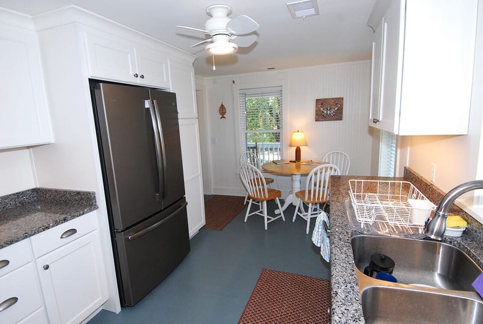 Kitchen (alternate view)