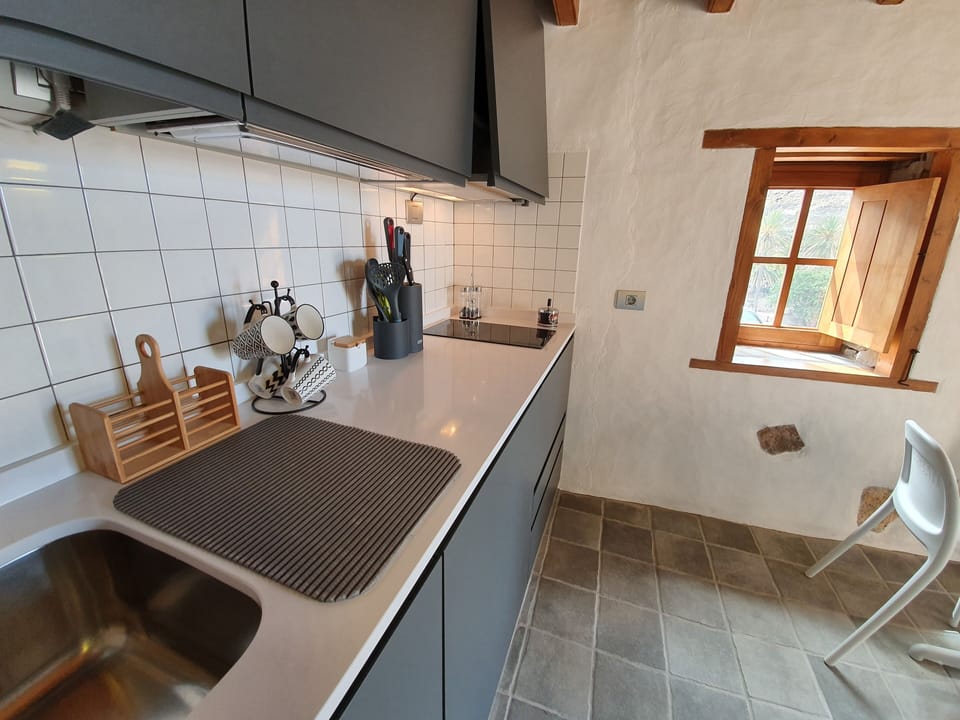 House, 1 Bedroom (Cueva de Guanarteme) | Private kitchen | Coffee/tea maker, full-size fridge, microwave, stovetop