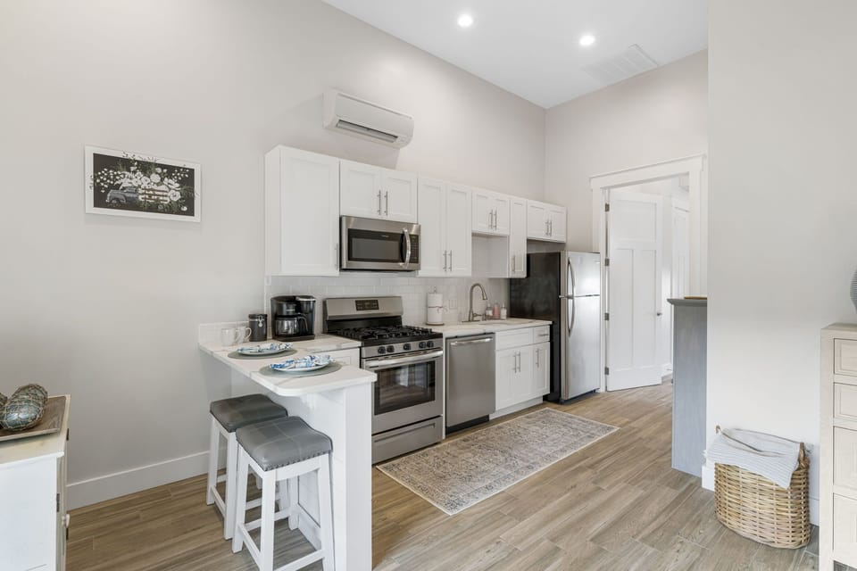 Full size appliances- Gas Stove/Oven- Dishwasher-Microwave- Unlimited Ice