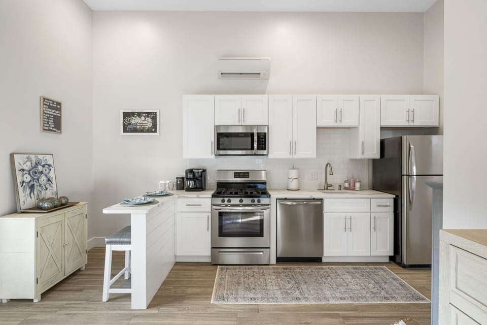 Full size appliances- Gas Stove/Oven- Dishwasher-Microwave- Unlimited Ice