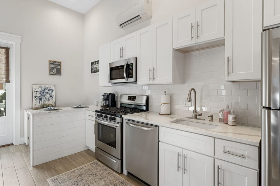 Full size appliances- Gas Stove/Oven- Dishwasher-Microwave- Unlimited Ice