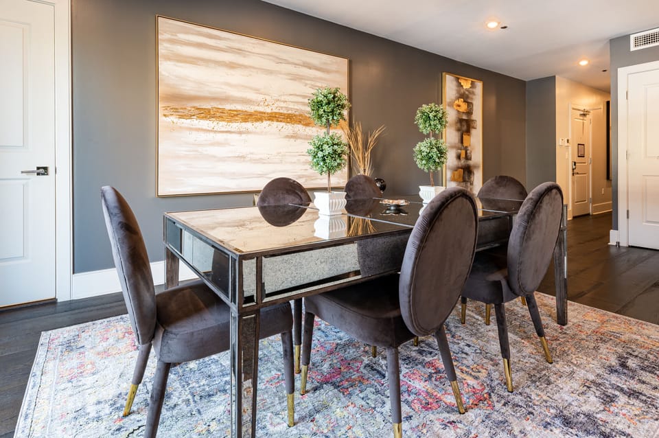 Dine like royalty at the table for six!