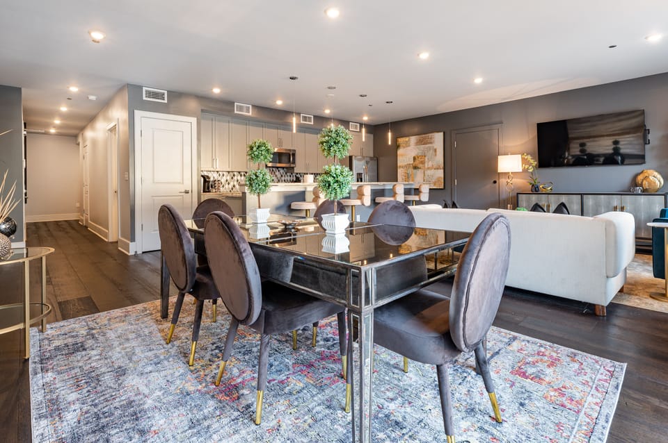 Dine like royalty at the table for six!
