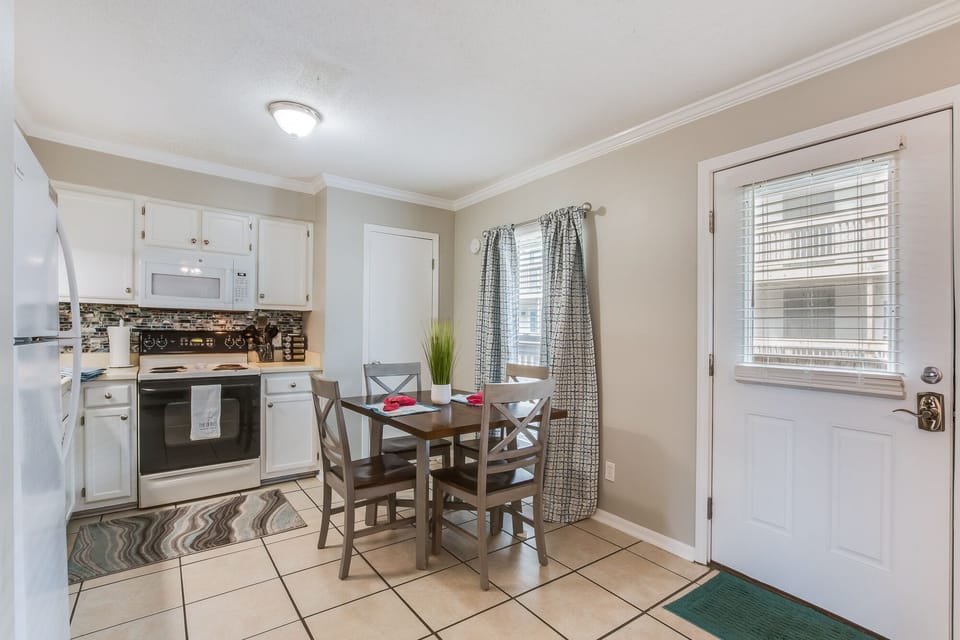 Dining table w/4 chairs