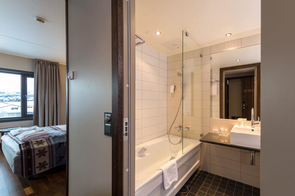 Superior Room, 1 Double Bed | Bathroom | Hair dryer, towels