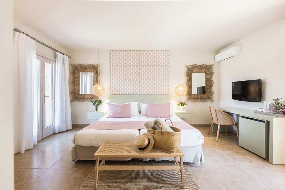 Deluxe Double Room, Terrace | Minibar, in-room safe, desk, blackout drapes