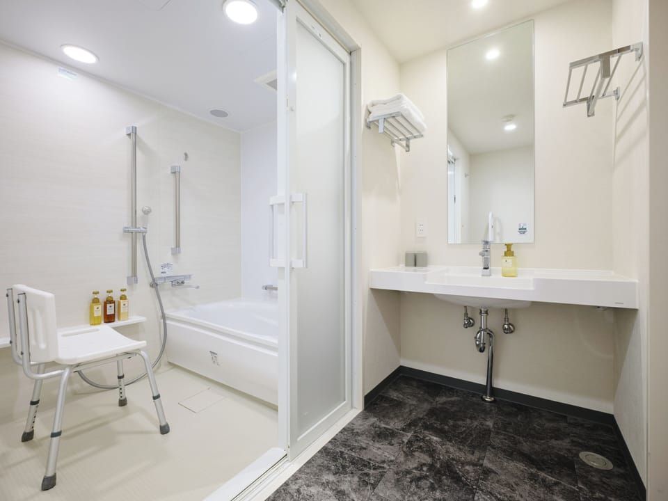 In-room safe, free WiFi, bed sheets