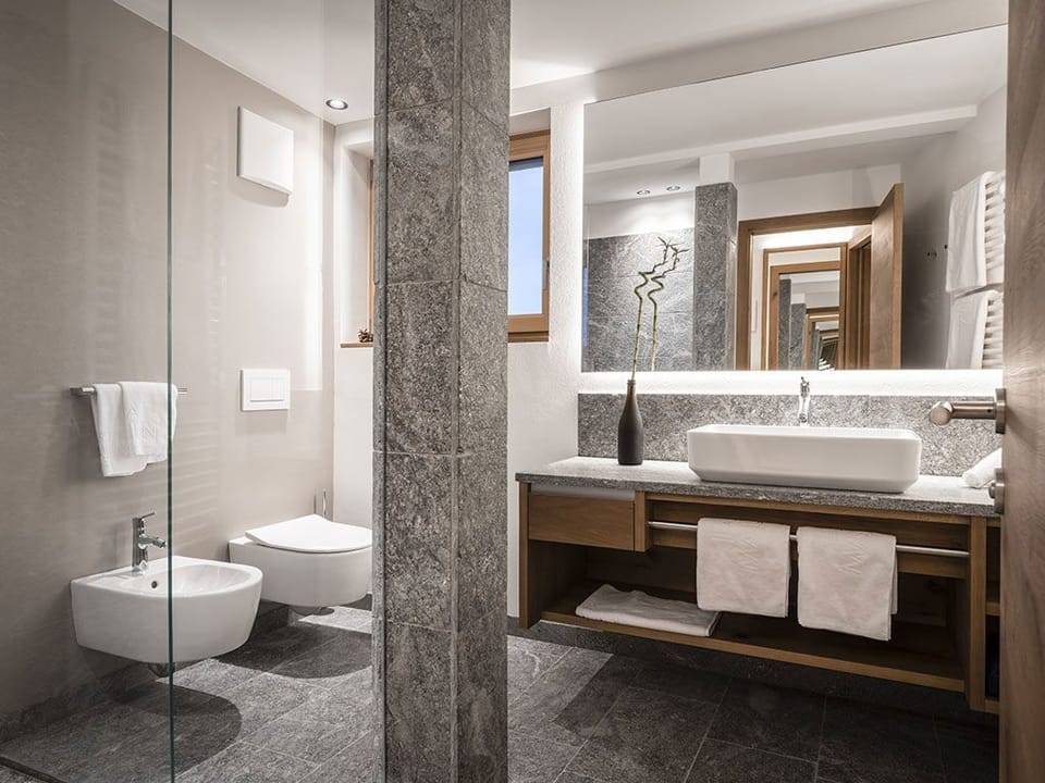 Family Suite | Bathroom | Free toiletries, hair dryer, bathrobes, slippers