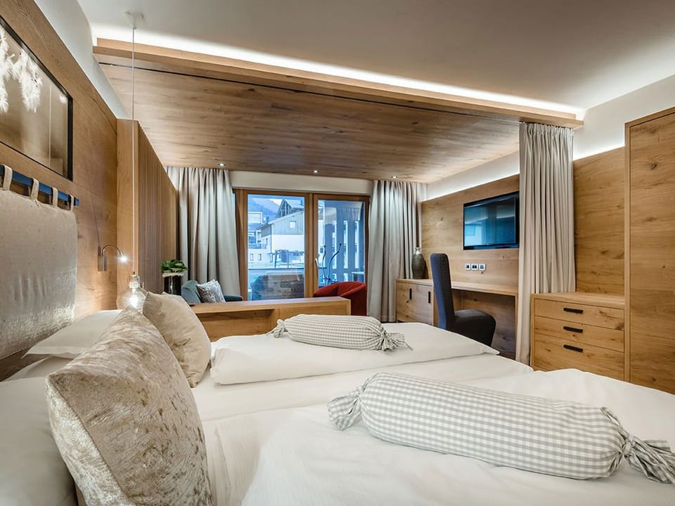 Suite Alpine | Minibar, in-room safe, desk, laptop workspace