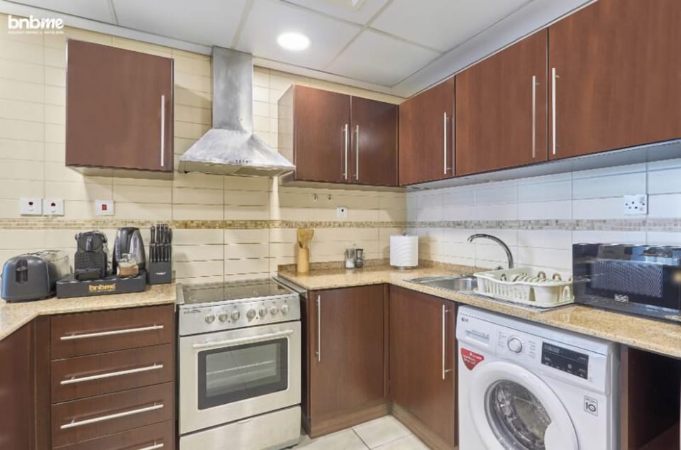 Elite Apartment | Private kitchen | Full-size fridge, microwave, oven, stovetop