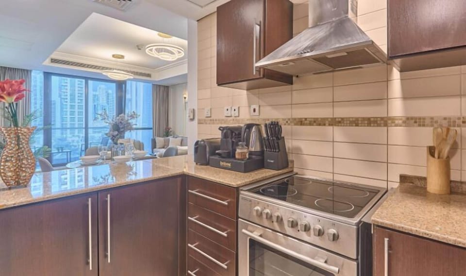 Elite Apartment | Private kitchen | Full-size fridge, microwave, oven, stovetop