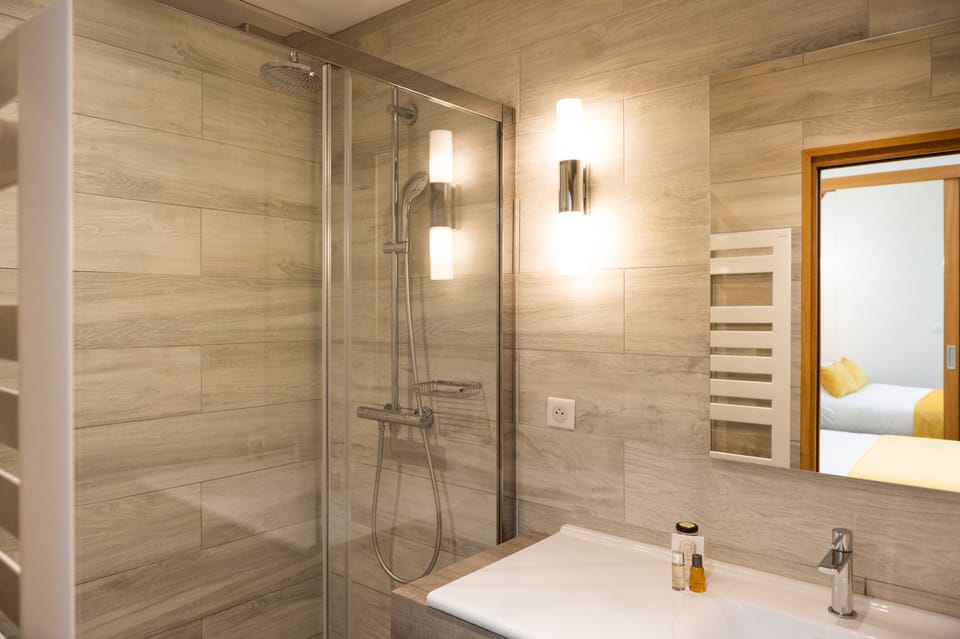 Classic Double Room | Bathroom | Free toiletries, hair dryer, towels
