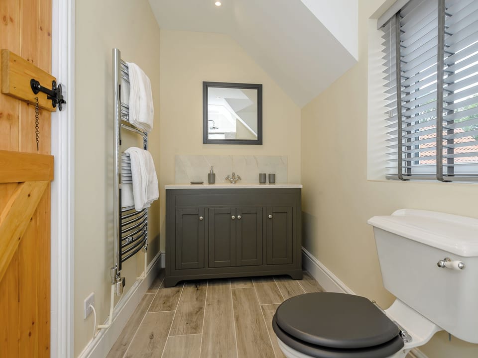 En-suite shower room | Sea Lavender Cottage - Hall Lane Cottages, Thornham, near Kings Lynn