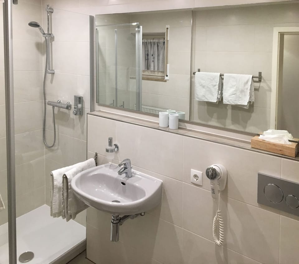 Apartment (QUINTETT) | Bathroom | Shower, free toiletries, towels