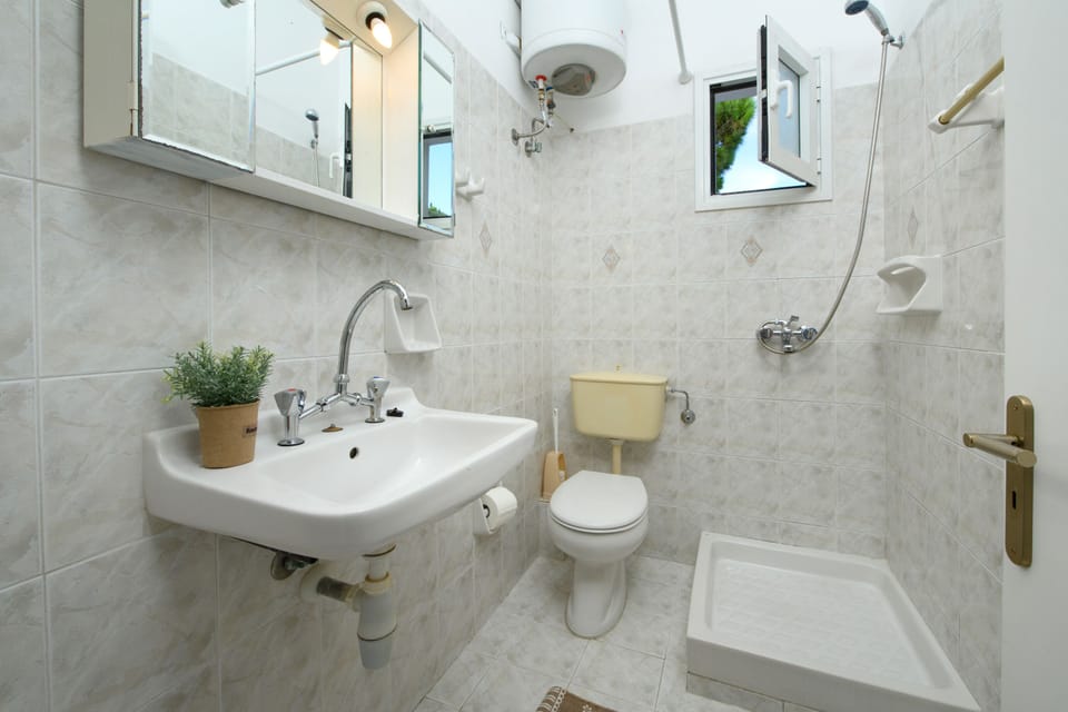 Comfort Studio | Bathroom | Free toiletries, hair dryer, towels